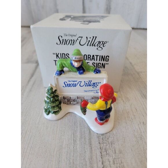 Dept 56 51349 Kids Decorating The Village Sign xmas - Picture 1 of 6